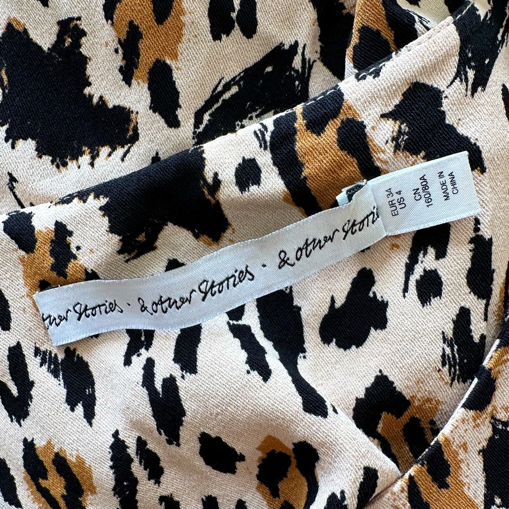 & Other Stories Leopard Print Keyhole Blouse. Size 4 - Picture 3 of 7